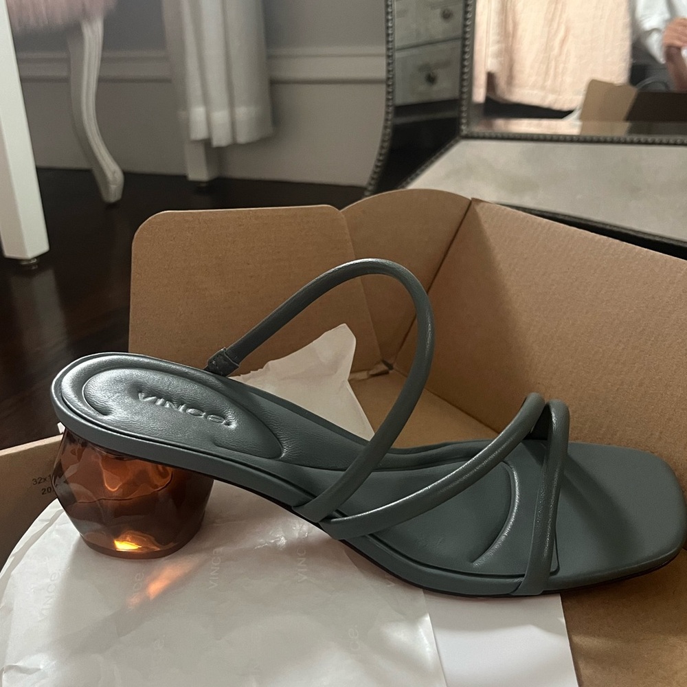 NEW VINCE SANDALS SIZE 10